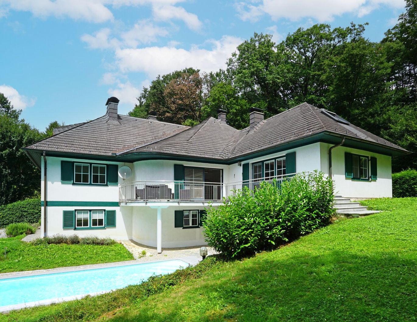 Repräsentative Villa mit Pool und Wellnessbereich in sonniger Waldrandruhelage