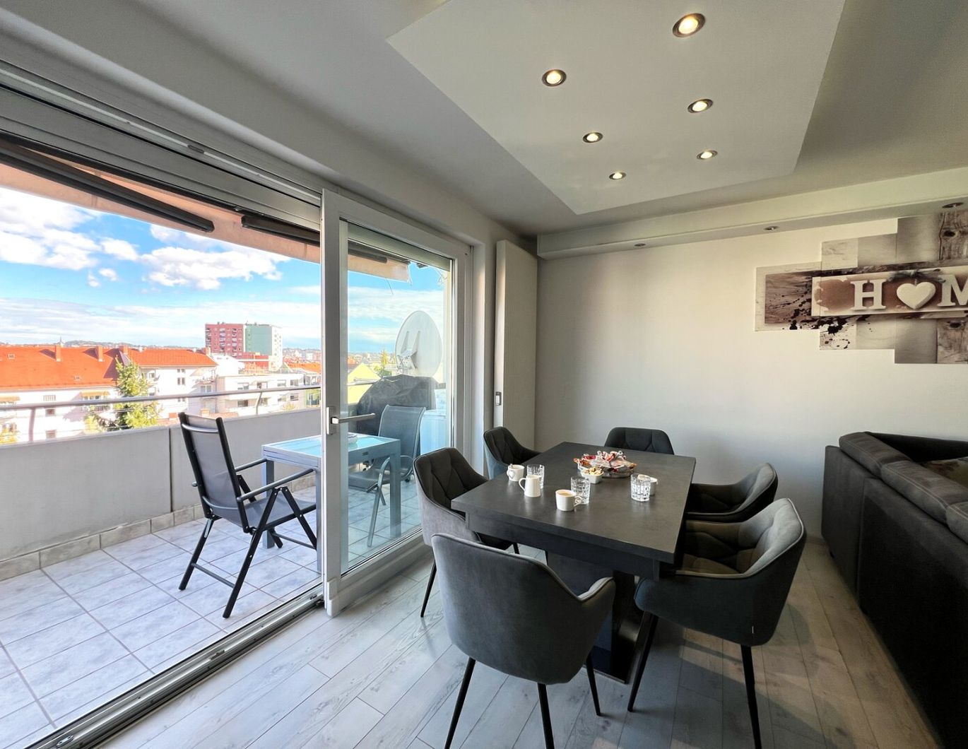 Wunderschöne Wohnung mit 3 Schlafzimmer und einem Balkon mit herrlicher Aussicht Richtung Schloßberg!