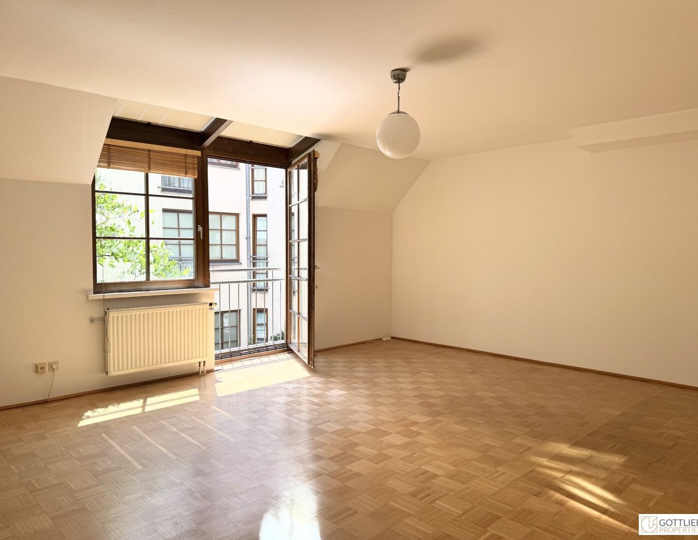 Bestlage beim Hamerlingplatz! Lichtdurchflutete 3-Zimmer-Altbau-Wohnung in saniertem Vorstadthaus inklusive zwei Garagenplätze
