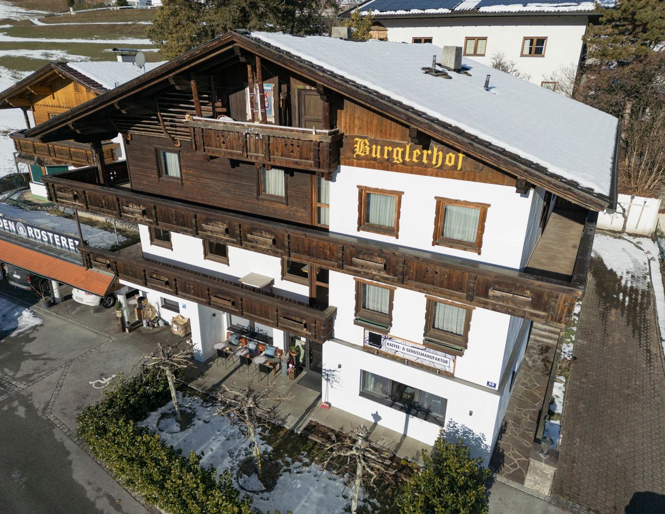 Zum Verkauf steht ein vielseitiges Mehrfamilienhau