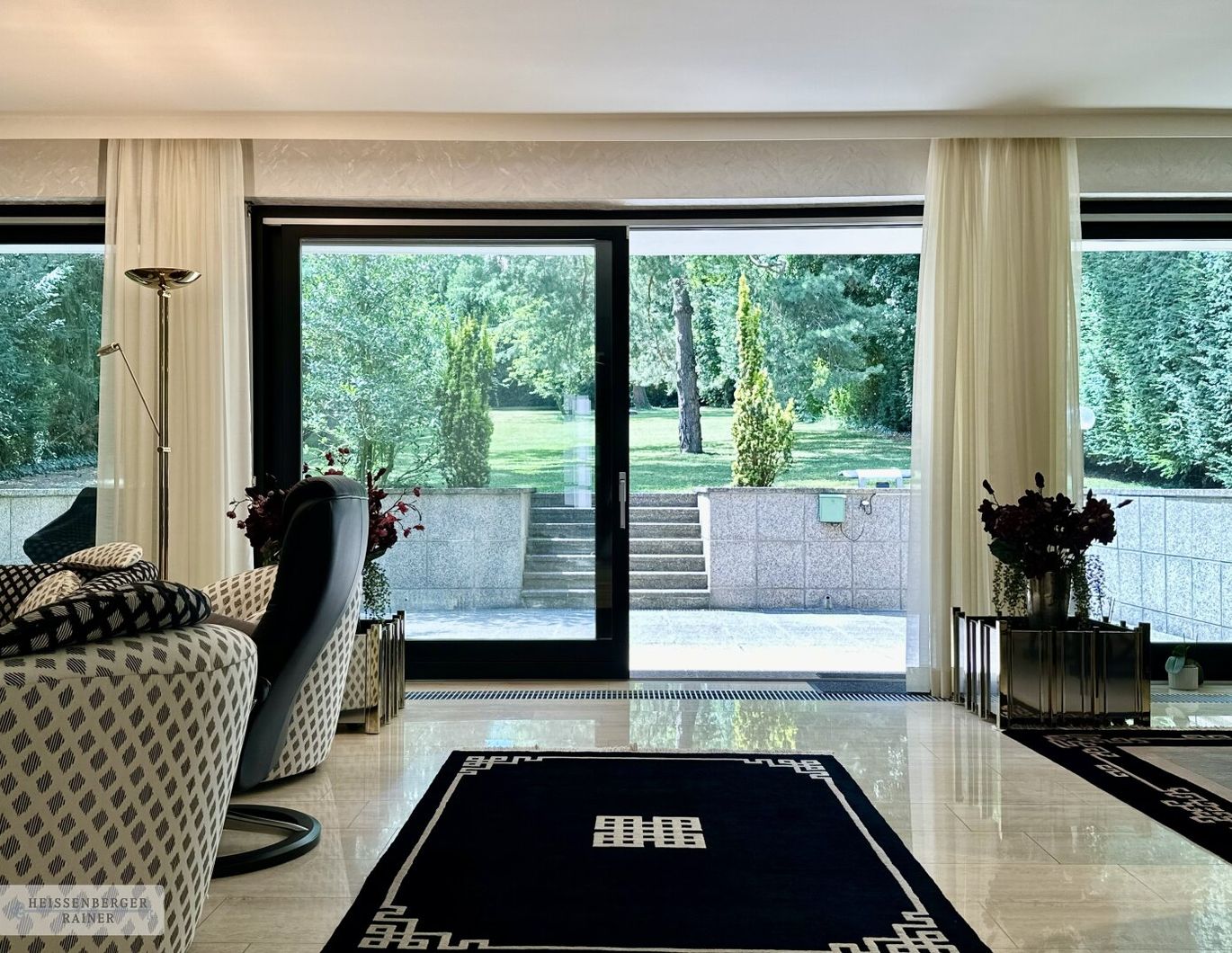 REPRÄSENTATIV, SEHR PRIVAT, VOLLMÖBLIERT /// NEUBAUVILLA MIT GROSSEM GARTEN IN DORNBACH