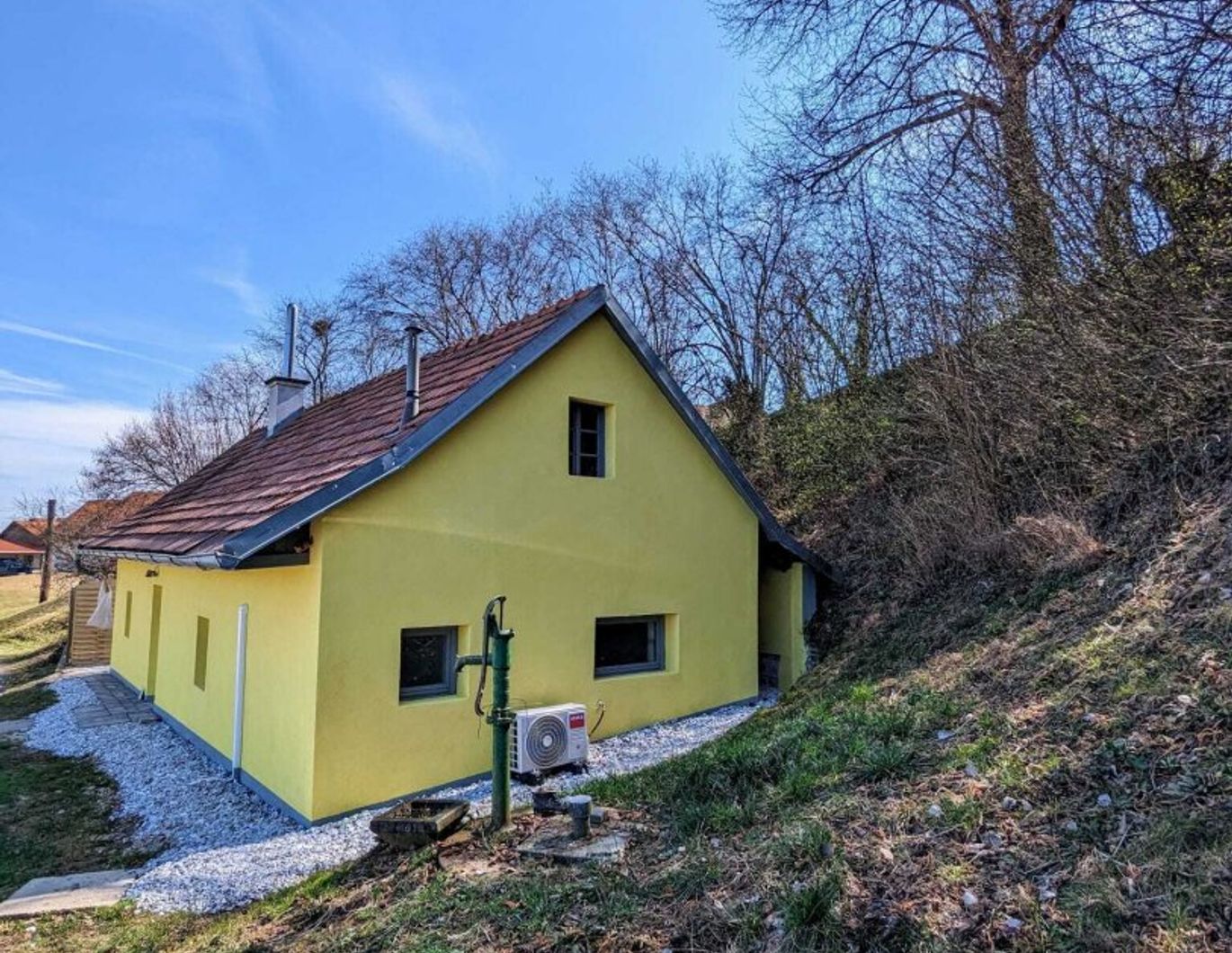 Kleines Haus. Erstbezug nach Sanierung! Bezugsbereit mit eigenem Brunnen und kleinem Grundstück und Minibetriebskosten!