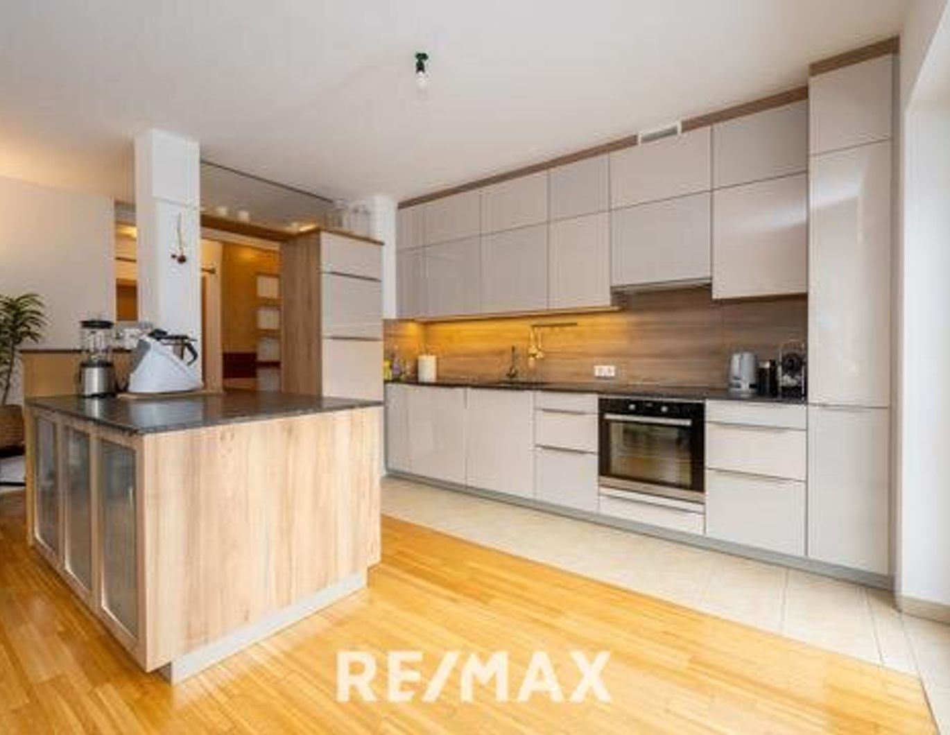 Hochwertige 3-Zimmer-Wohnung mit Tischlerküche, 160 m² Eigengarten, Terrasse und Garage in ruhiger, grüner Lage!