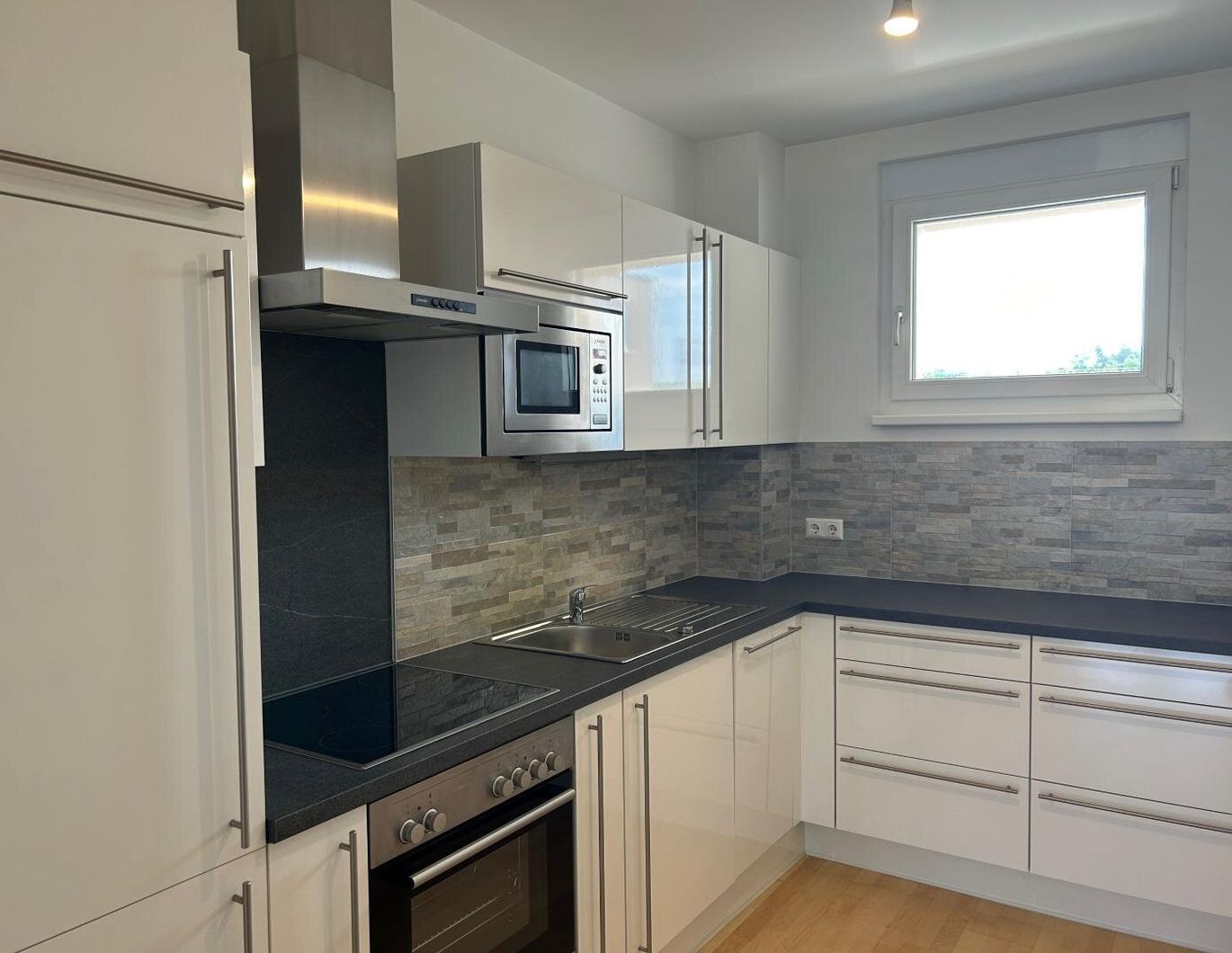 3 - Zimmer Wohnung mit 2 KFZ- Stellplätzen