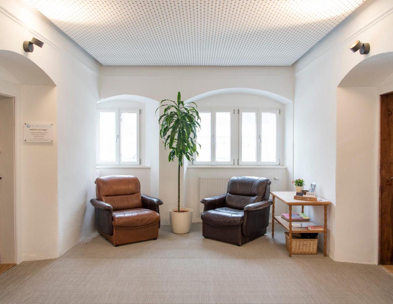 TOLLES AMBIENTE - LIFT - in GROSSZÜGIGER Wohnung im vollständig renoviertem - historischen Gebäude !