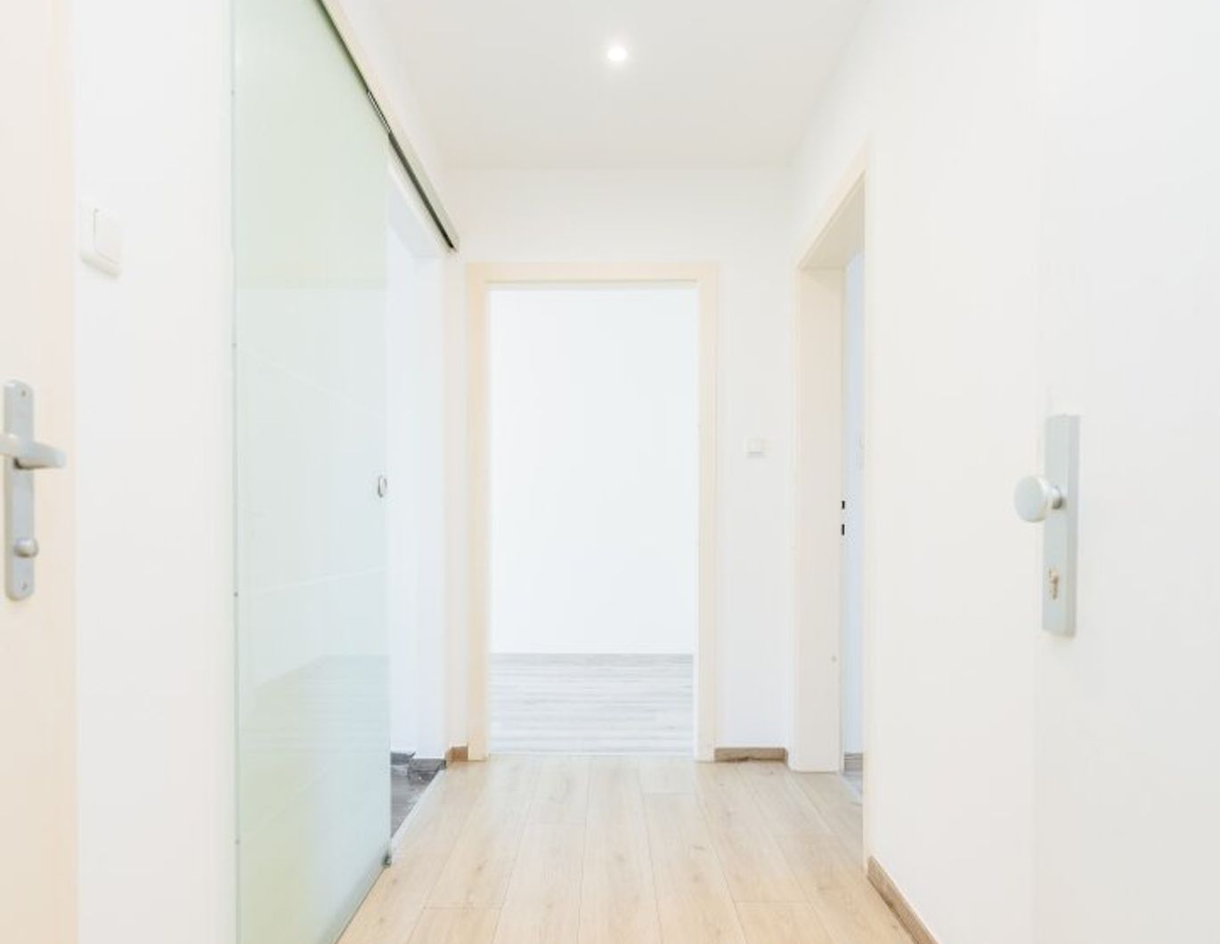 HIGHLIGHT I MODERNISIERT I KOMFORT-DUSCHE I DESIGN-KÜCHE INKLUSIVE I OBERSTE ETAGE MIT LIFT I ZENTRAL & BAHNHOFNAH I HAUSTIER-TAUGLICH I MODERNES WOHNGEFÜHL I OPTIMALE RAUMNUTZUNG I PROJEKT WOHNEN
