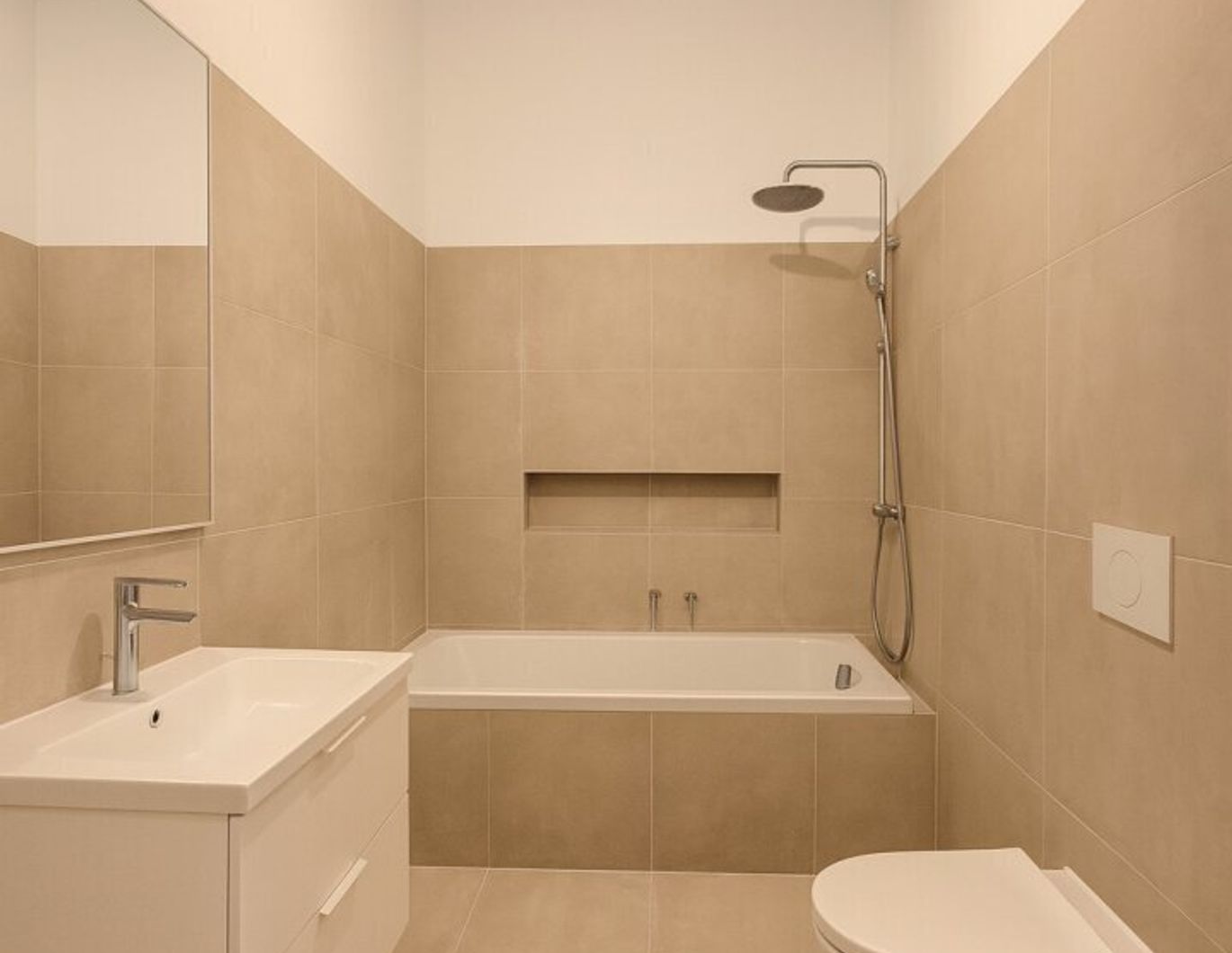 ++ Wohnen in Augartennähe ++ Erstklassig sanierte Altbauwohnung in ruhiger Seitenstraße in unmittelbarer Nähe zur U-Bahnstation Taborstraße + 2,5 Zimmer