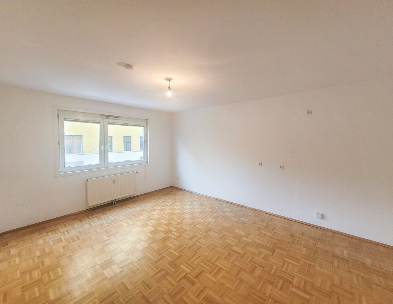 PROVISIONSFREI VOM EIGENTÜMER! GOSSARTIGE 3-ZIMMER WOHNUNG MIT LOGGIA NÄHE TROSTSTRASSE!