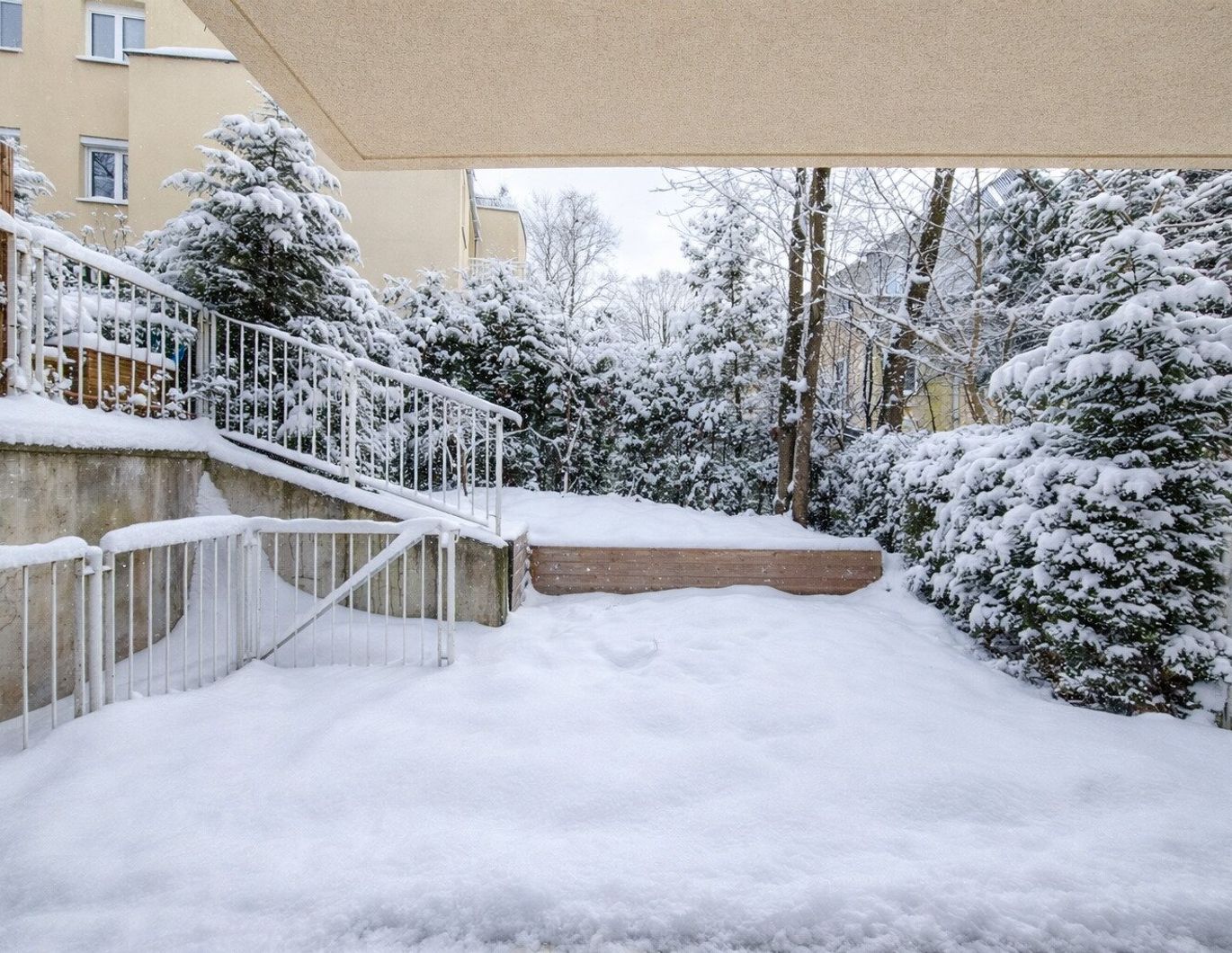 3-Zimmer-Mietwohnung plus Hobbyraum mit 2 Terrassen und Gärten (B17)