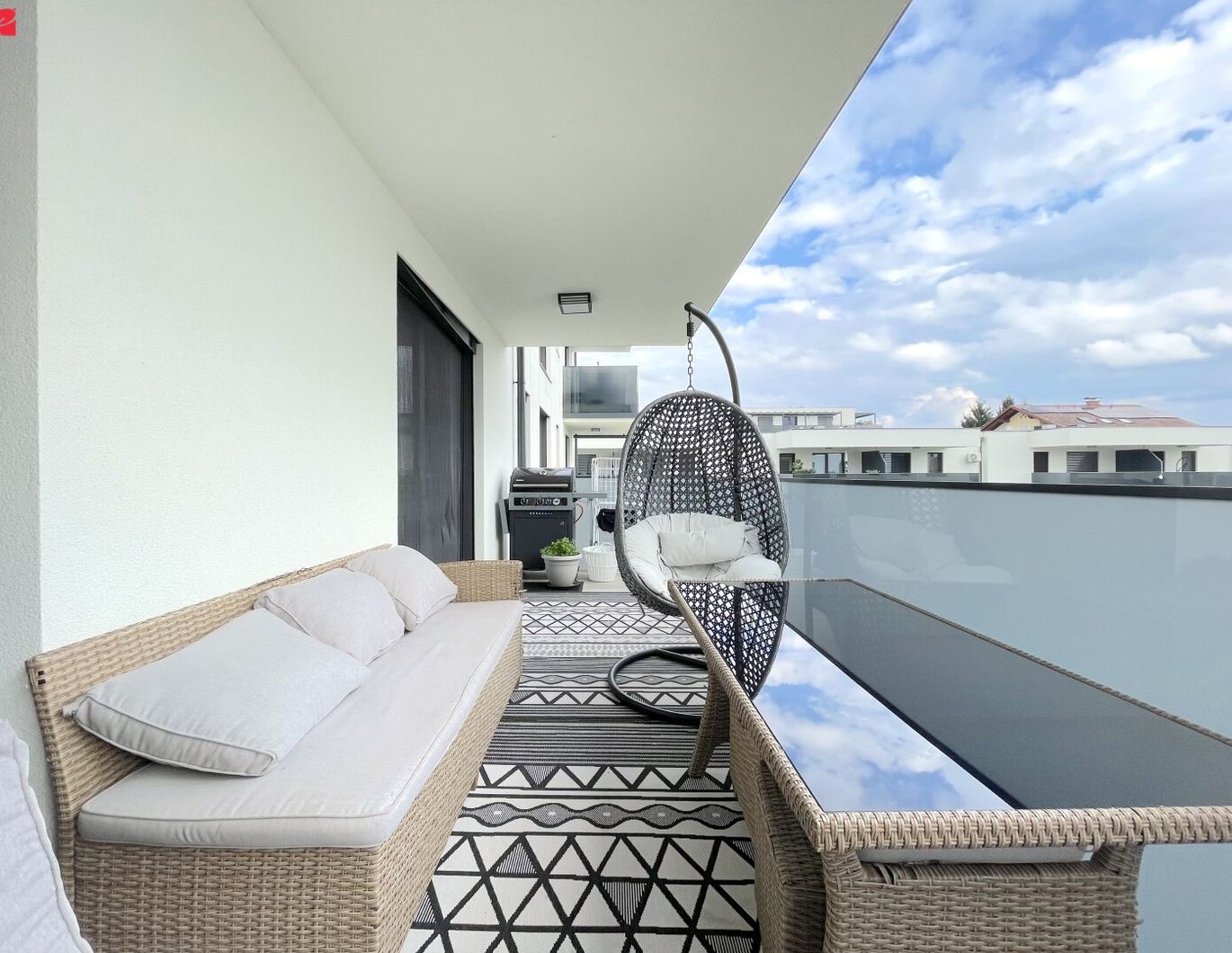Moderner Familientraum mit sonnigem Balkon