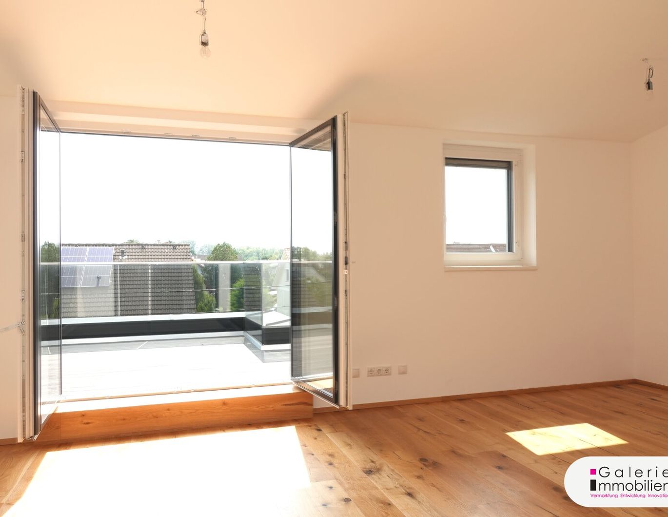 Erstbezug: Sehr schöne, helle und ruhige Doppelhaushälfte (links) mit 4 Zimmern, Eigengarten und Panoramablick-Dachterrasse!