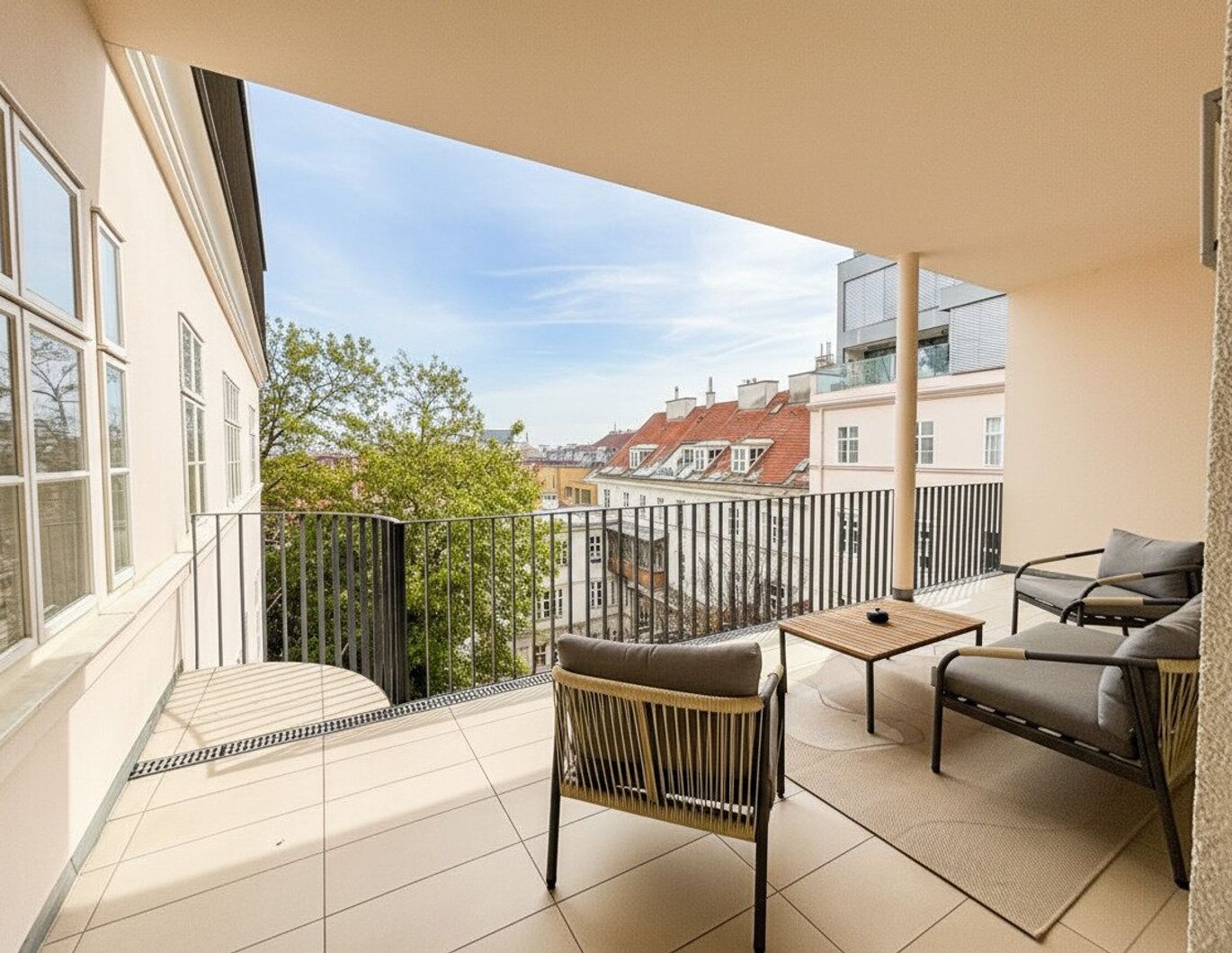 Premium-furnished top-floor apartment near Votivpark - including a parking space!