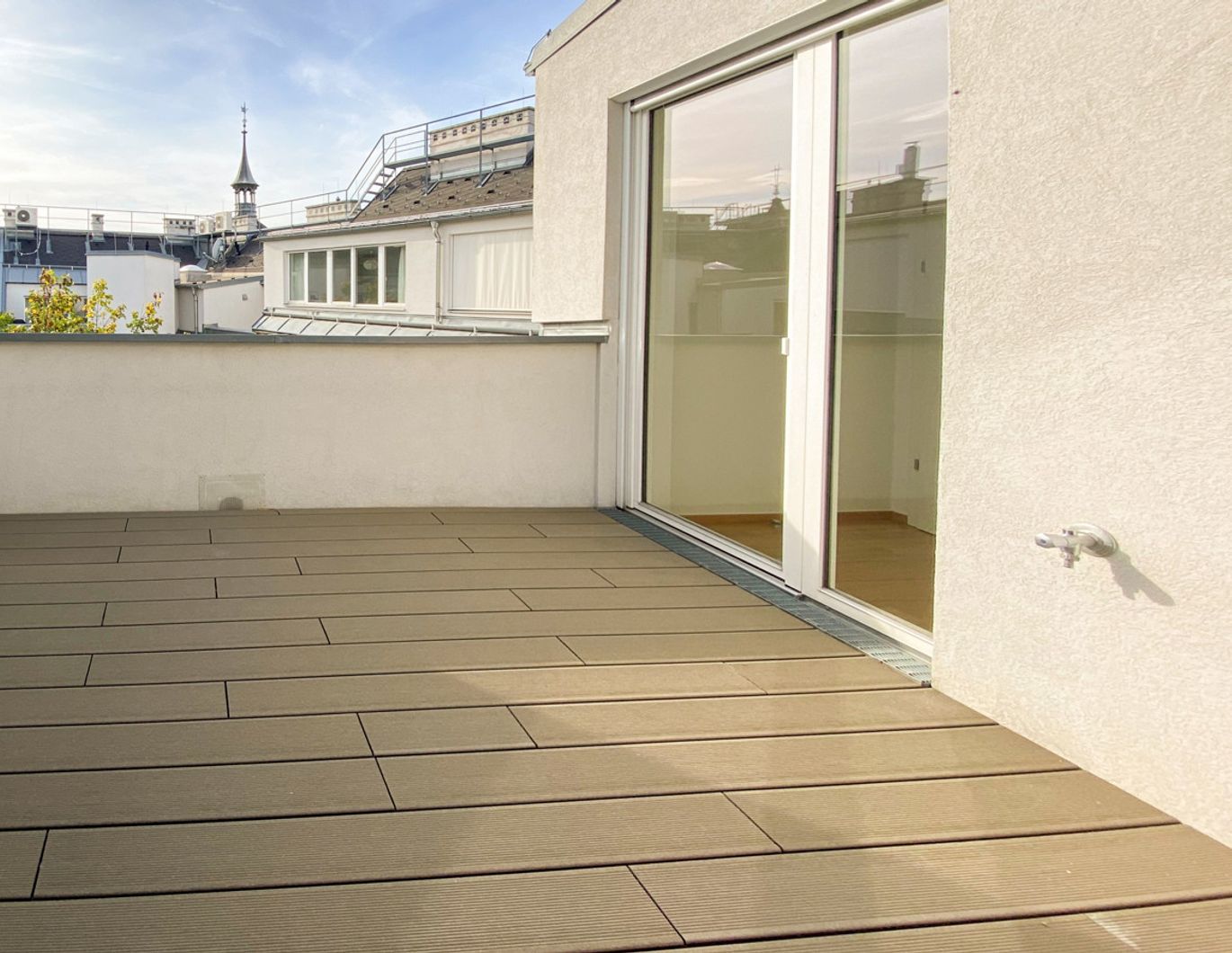 Moderne 3,5-Zimmer-DG-Wohnung mit Terrasse im zauberhaften Margaretenhof - zu mieten in 1050 Wien
