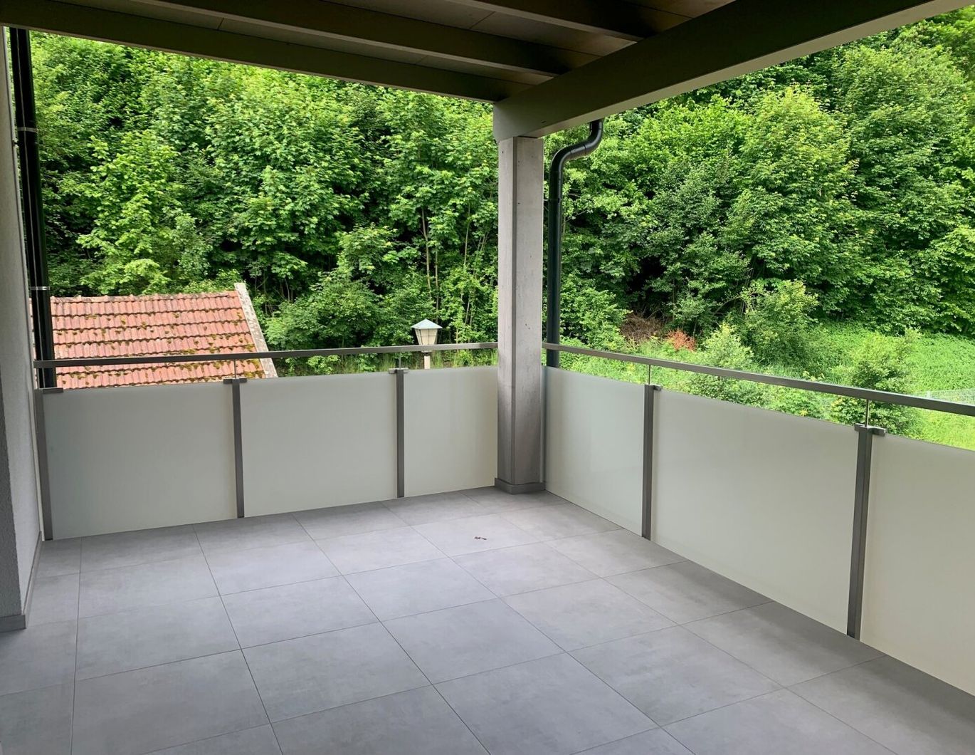 Erstbezug: Traumhafte Maisonette-Wohnung mit überdachtem Balkon und Doppelcarport
