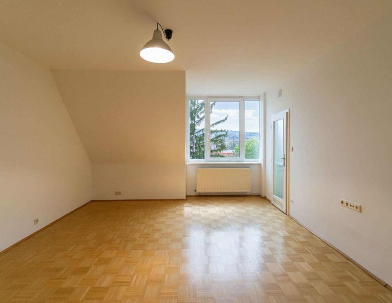 Über den Dächern Hietzings: Entzückende Dachgeschoßwohnung in ruhiger Hoflage