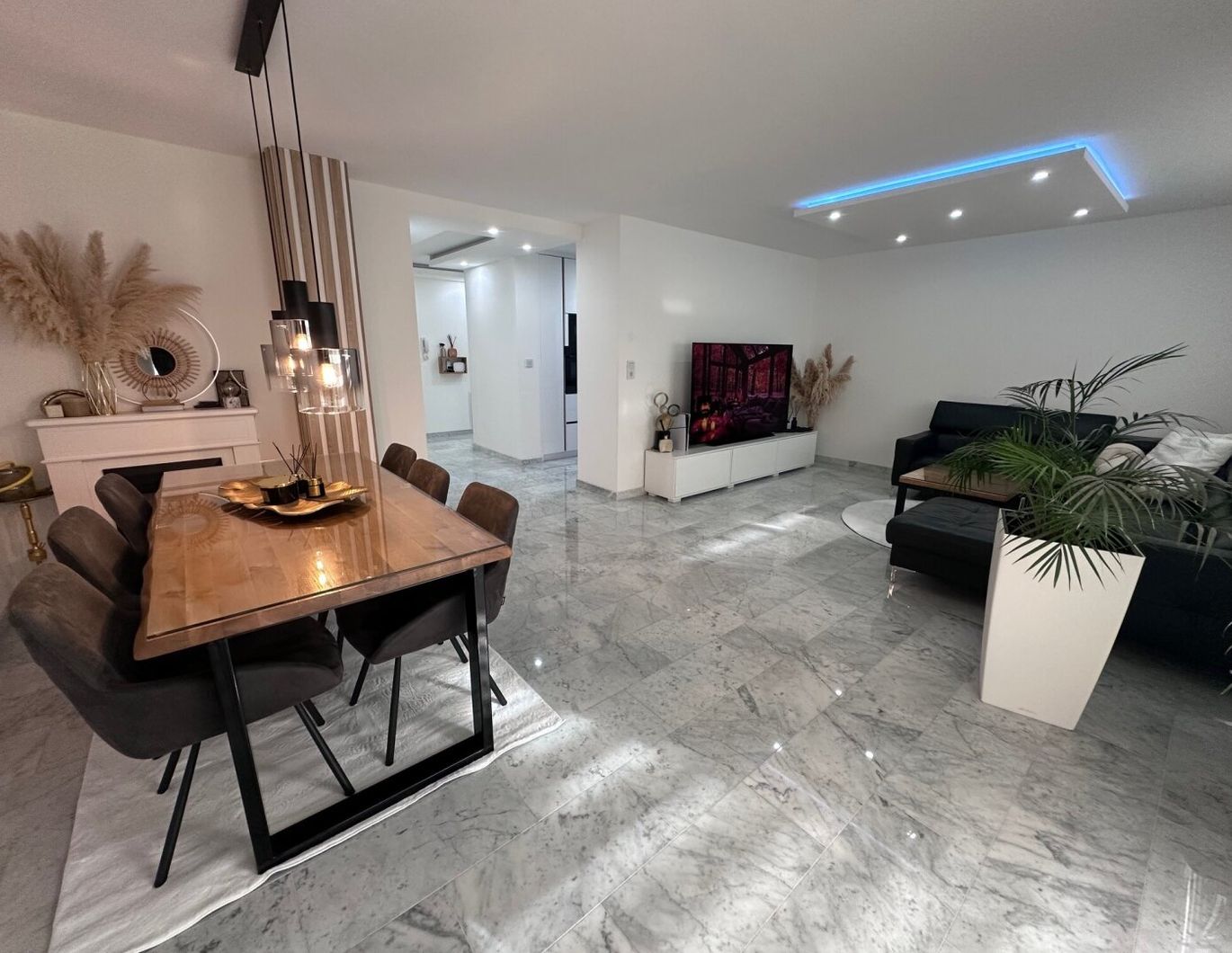 Fügen: Hochwertig ausgestattete Terrassenwohnung mit Garten und Tiefgaragenabstellplatz