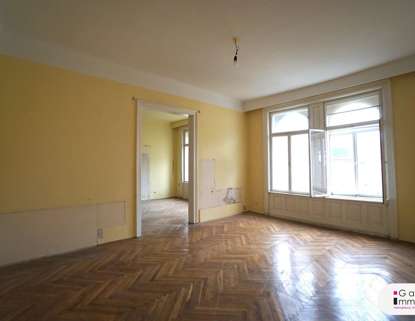 Beim Karmelitermarkt - sanierungsbedürftige Wohnung im Stilaltbau