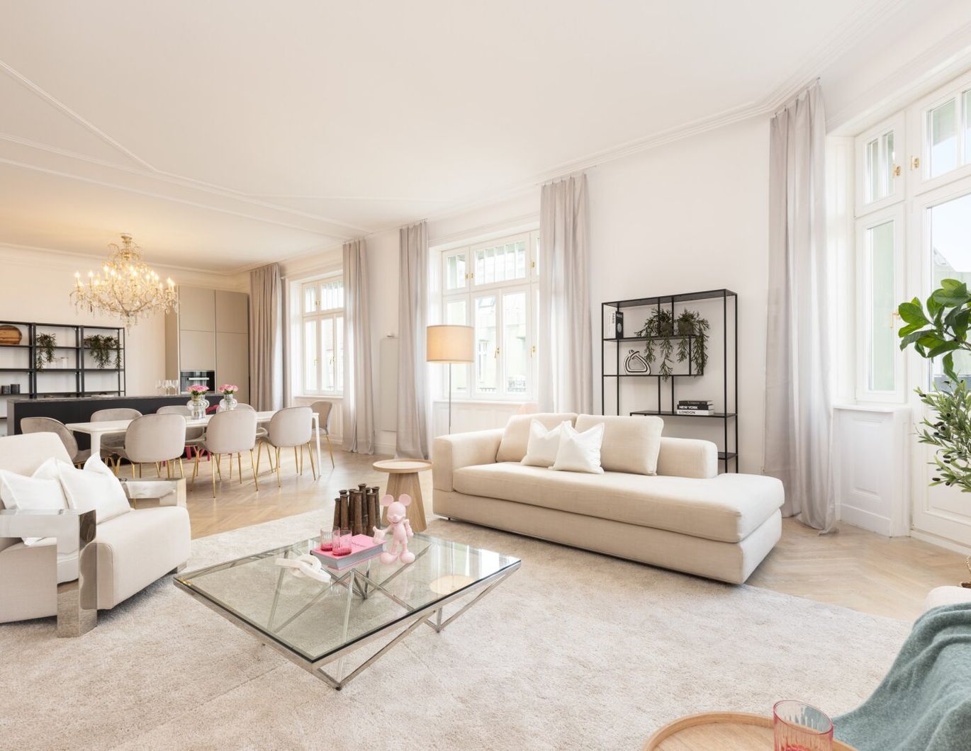 STILVOLL WOHNEN IM HERZEN WIENS - WOHNSALON, BALKONE UND AUSBLICK MIT ALTBAU-CHARME