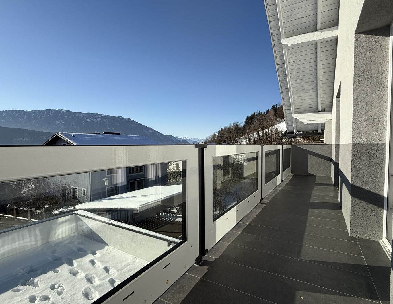 Wohnhaus mit großer süd-westseitigen Terrasse, südseitiger Balkon, Garagen und Carports