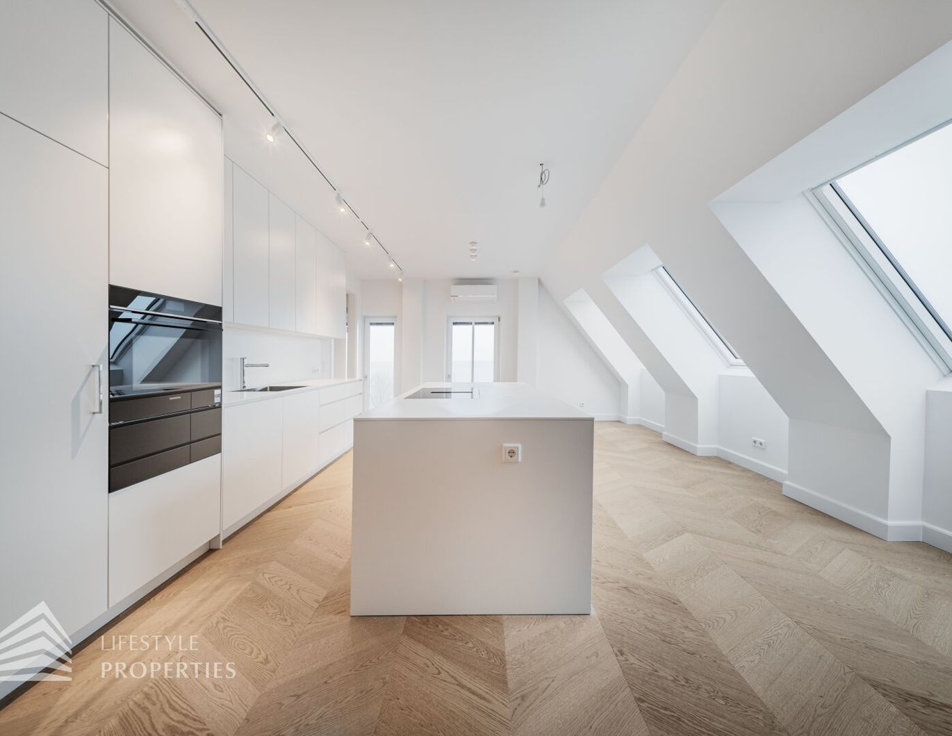 Exklusive Maisonette-Dachgeschosswohnung in prachtvoller Jahrhundertwendevilla