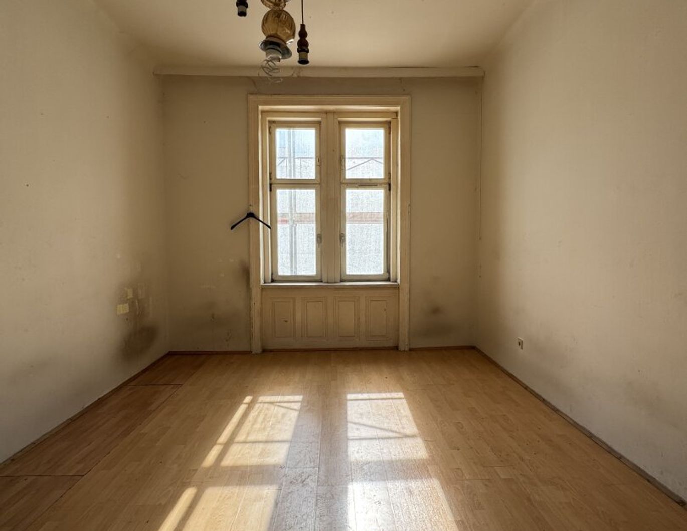 Charmante 2-Zimmer-Altbauwohnung mit Potenzial in zentraler Ruhelage