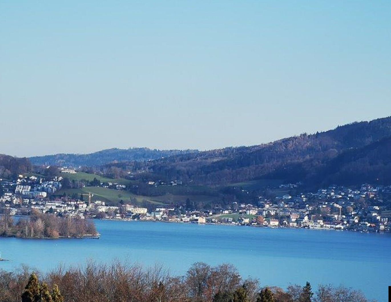 ALTMÜNSTER: Neuwertiges Traumhaus mit unverbaubarem Seeblick