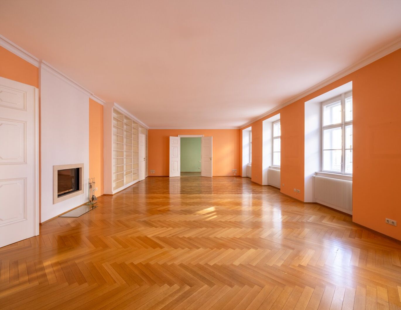 WIENER KLASSIK IM GÖTTWEIGERHOF: Topsanierte Altbauwohnung mit prachtvollem 70 m² großen Wohnsalon