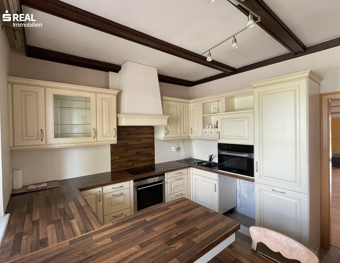 Großzügiges Einfamilienhaus mit Pool und großem Garten - Wohnen mit Komfort