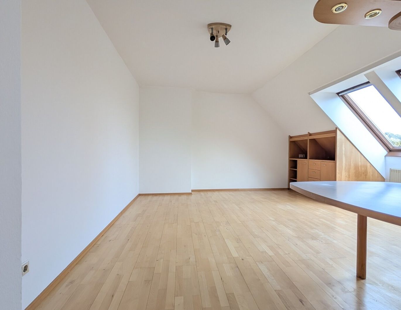 Moderne Dachgeschoß-Garconniere in ruhiger Lage Nähe U4-Unter St. Veit!