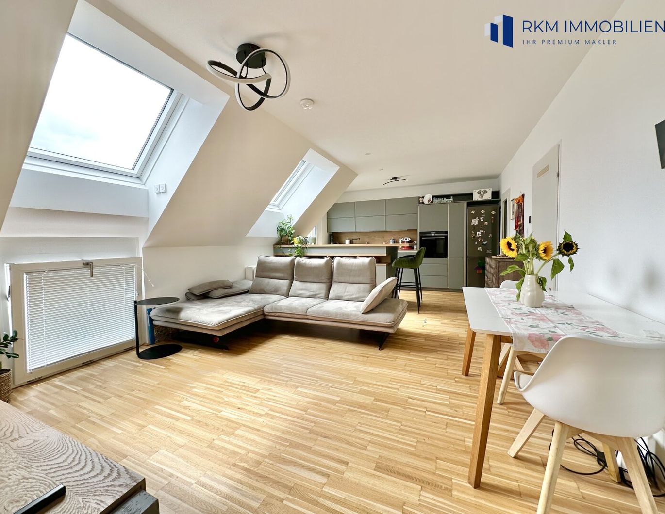 Moderne Dachgeschosswohnung mit Balkon in perfekter Lage in 1130 Wien