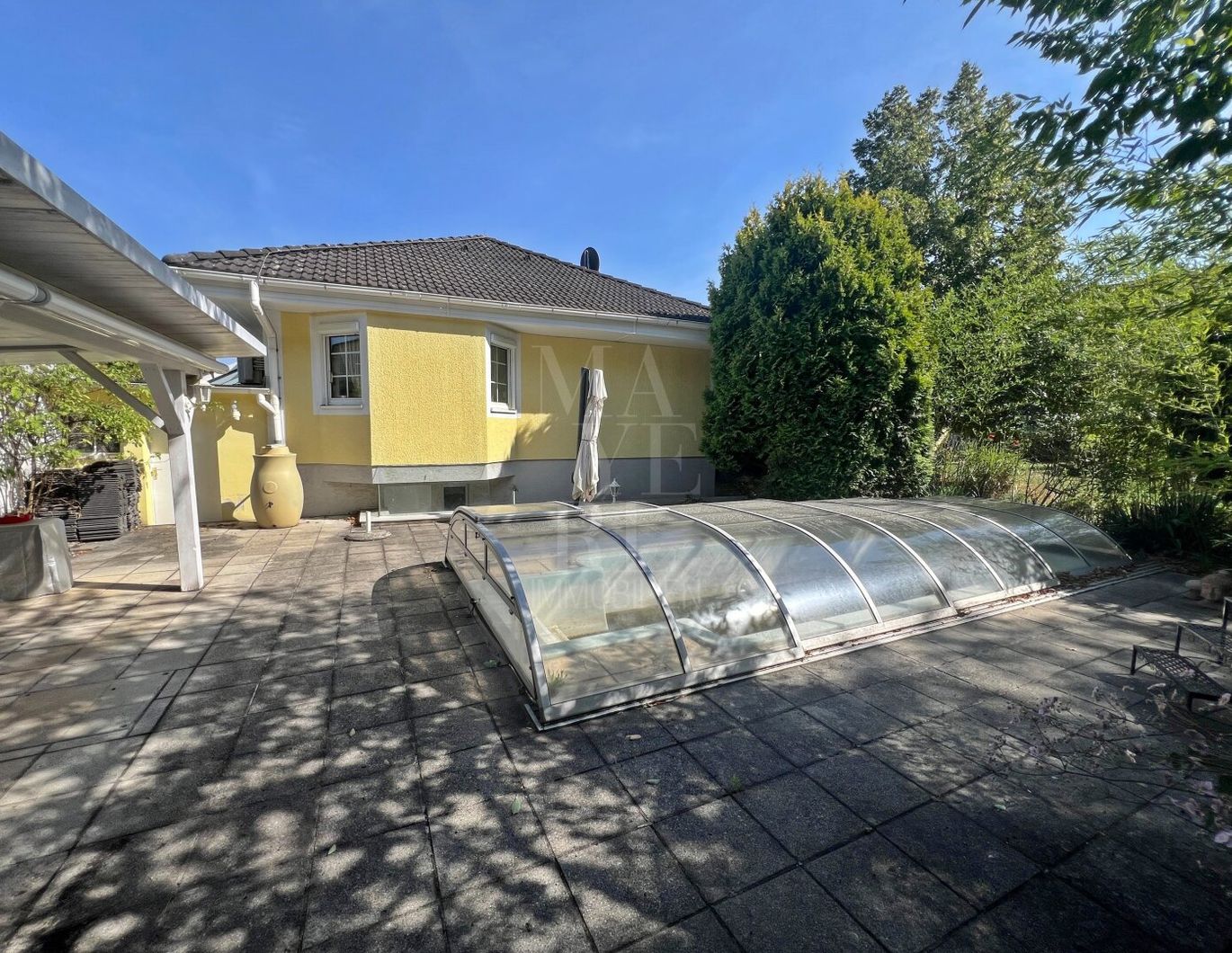 Einfamilienhaus mit Luftwärmepumpe, Pool und Garagen - ZENTRALE GRÜN-RUHELAGE