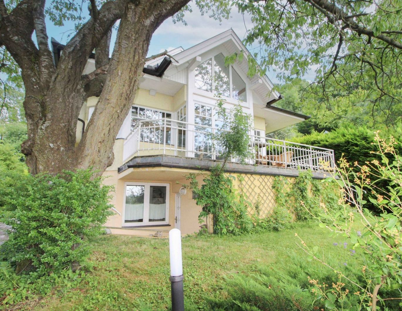 Schönes Einfamilienhaus mit großem Garten, Pool und Sauna mit traumhaftem Ausblick