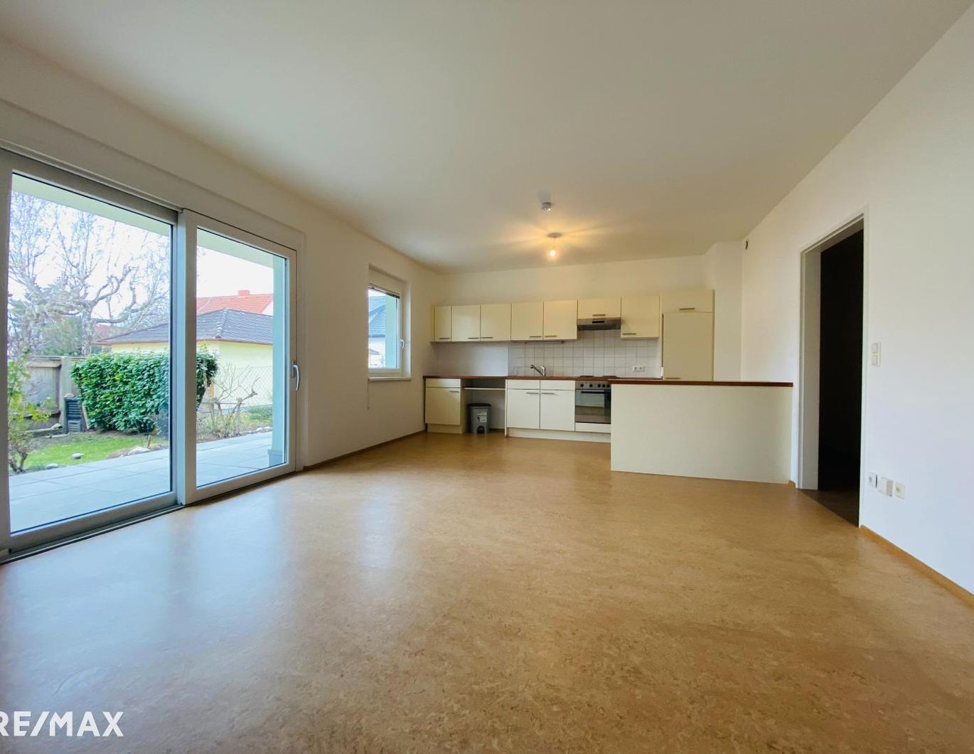 BETREUBARES WOHNEN: Schöne Gartenwohnung mit Terrasse und Tiefgarage!