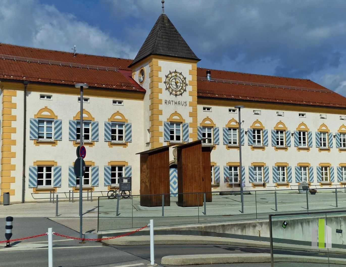 Familienfreundliche 3 Zi-Whg. mit Balkon vis-à-vis vom Rathaus