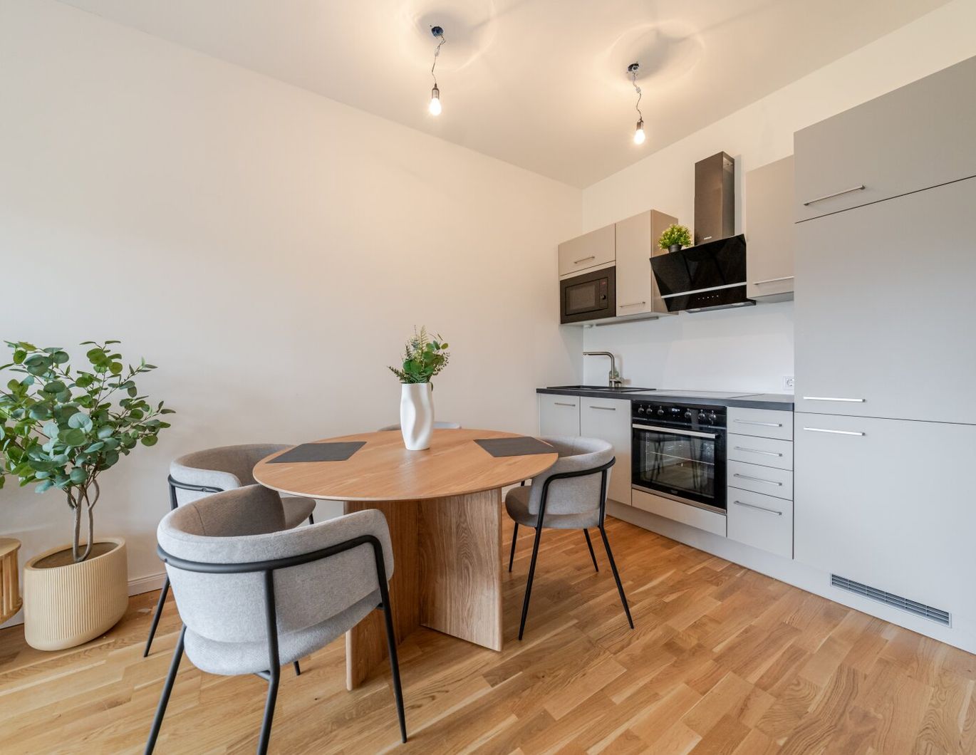 Modern möblierte 2-Zimmer-Wohnung mit großer Terrasse & Tiefgaragenplatz - flexibler Mietzeitraum!