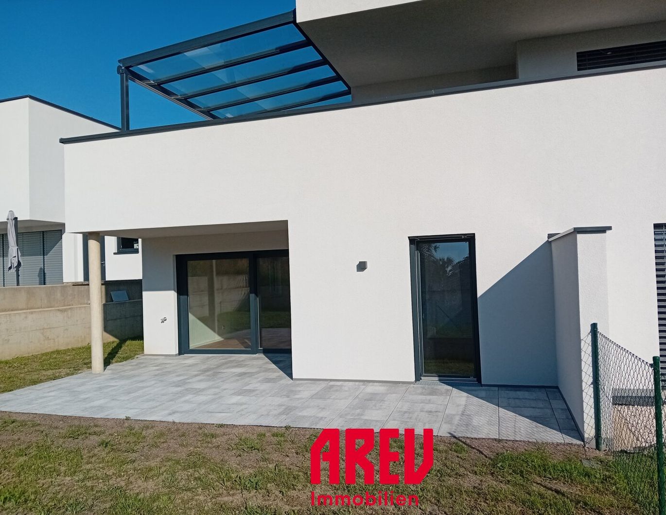 Hochwertig ausgestattete Neubau-Gartenwohnung mit Carport