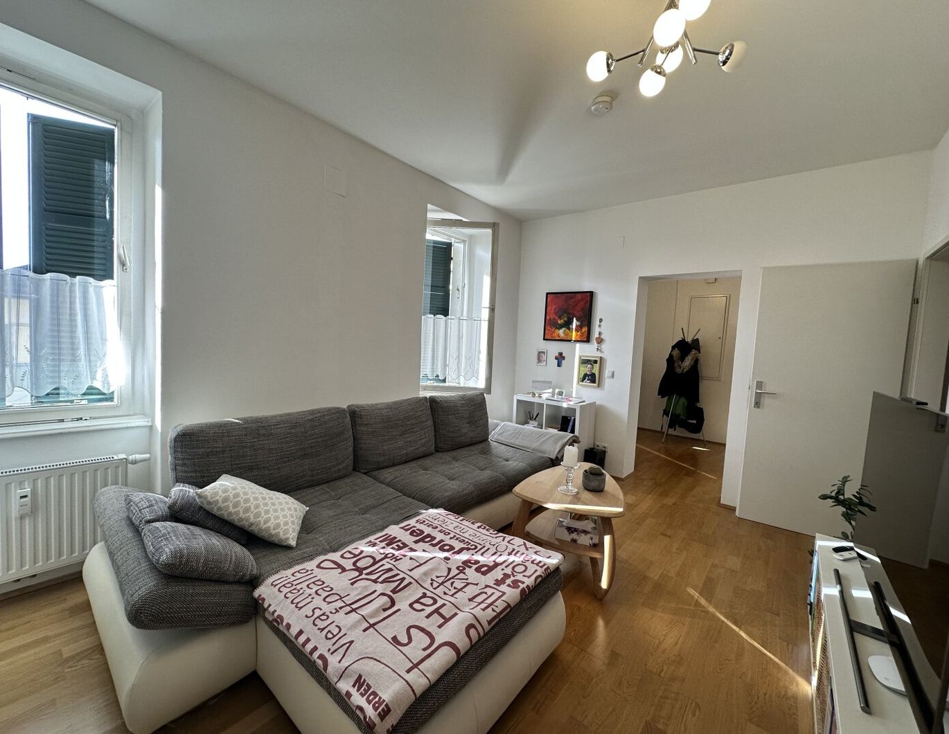 Umfassend sanierte 2-Zimmer-Wohnung mit extra Küche in der Steyrergasse - direkt bei der TU