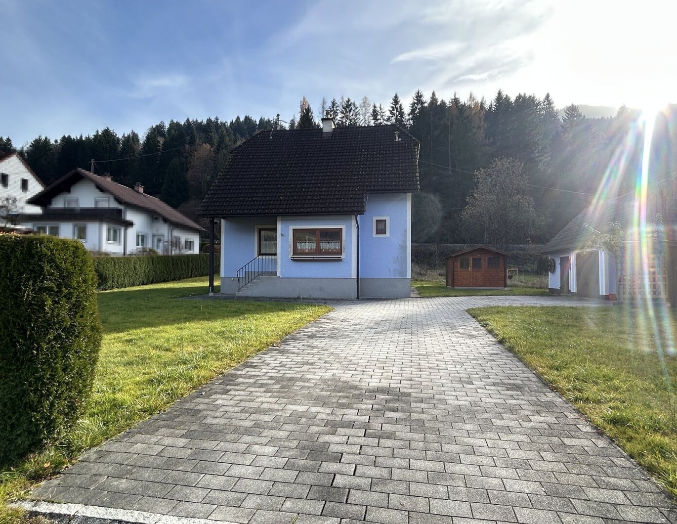 Wohnhaus mit Keller, Nebengebäude mit Garage und Caport