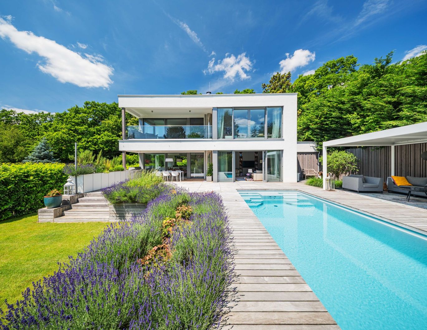 Moderne Villa mit Garten und Pool