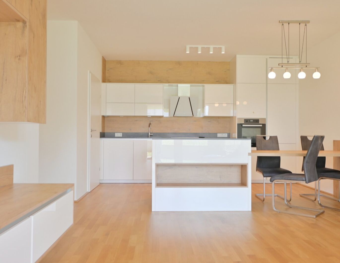 Moderne lichtdurchflutete 3 Zimmer-Gartenwohnung inkl. Tiefgaragenstellplatz & hochwertiger DAN-Küche!