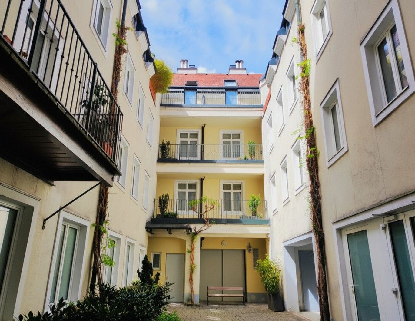 LINDENGASSE - Weitläufiger Wohnraum mit Balkon