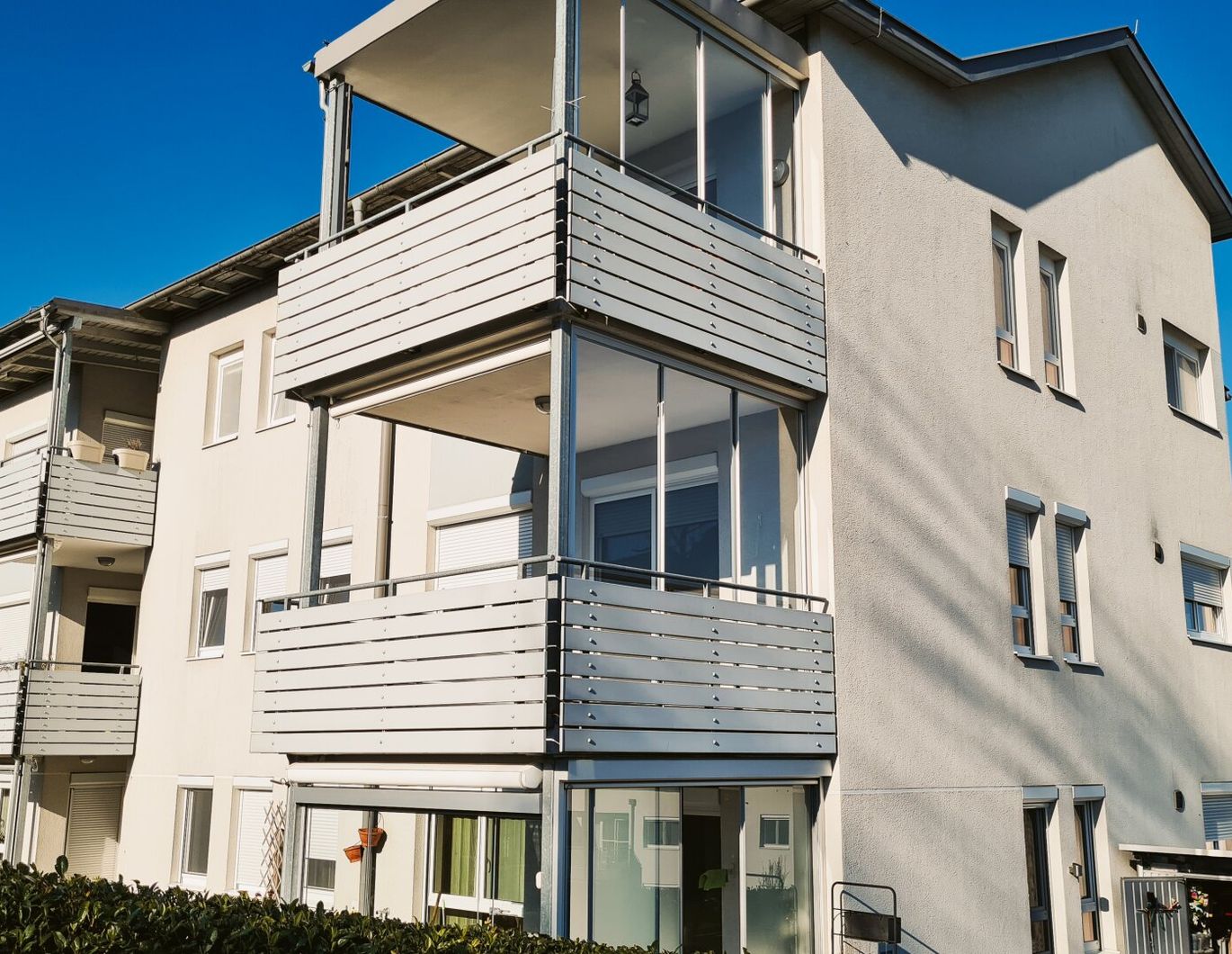 Ausgesprochen schöne, sehr helle und gepflegte Wohnung in Thalheim-Forstberg, 3 Schlafzimmer, 2 Bäder, Loggia, großer eigener Hobbykeller und 2 Parkplätze