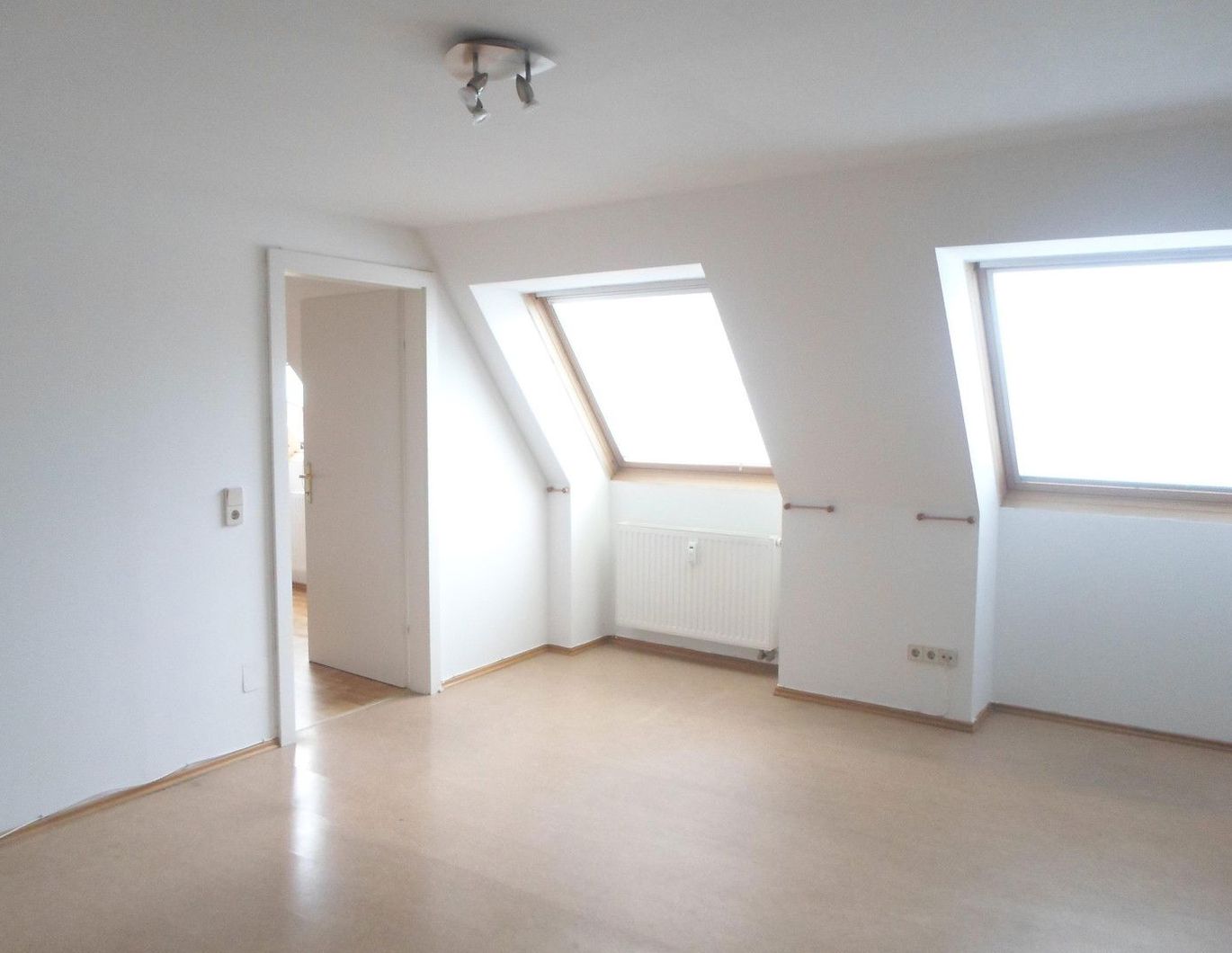 Sanierte helle Garten Dachgeschoss Garconniere Mietwohnung nähe Badeteich Burgau