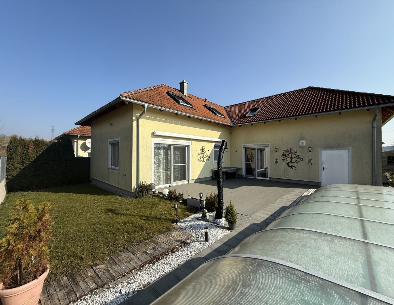 NEUER PREIS!!! Traumhaftes, großzügiges Eck-Reihenhaus - Einfamilienhauscharakter - unglaubliche 226,5m2 WFL in St. Florian: 6 Zimmer, Wellnessbereich inkl. Sauna, Garten + Pool & Outdoor-Dusche, große Terrasse und viel Platz!