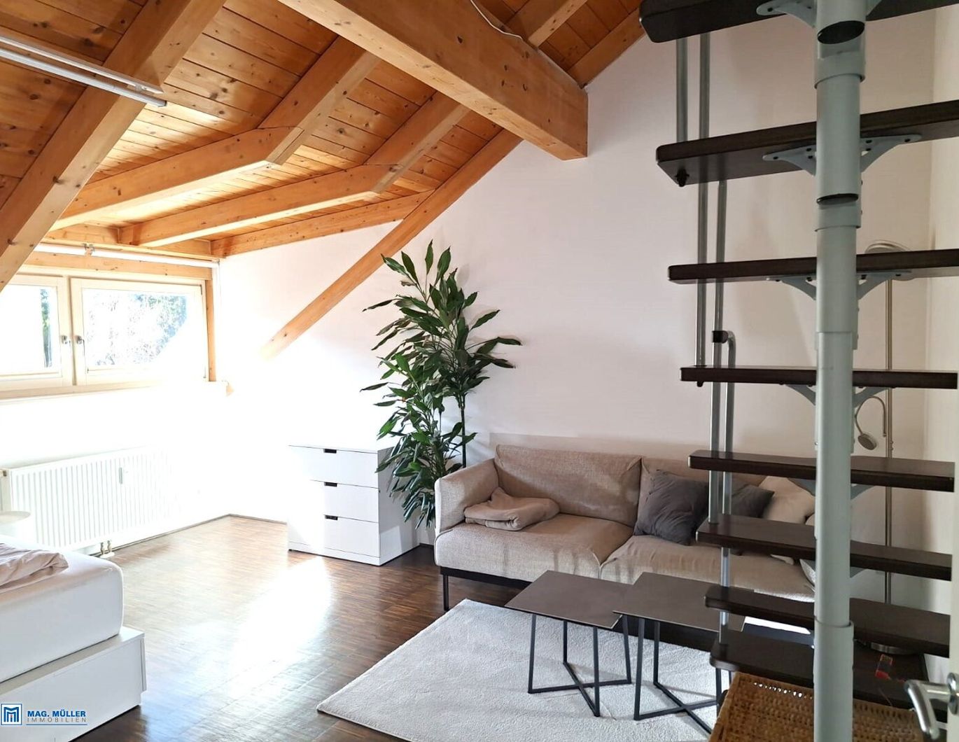 ON TOP: 2-Zimmer-Loft mit Flair im Dachgeschoss einer Ceconi-Villa