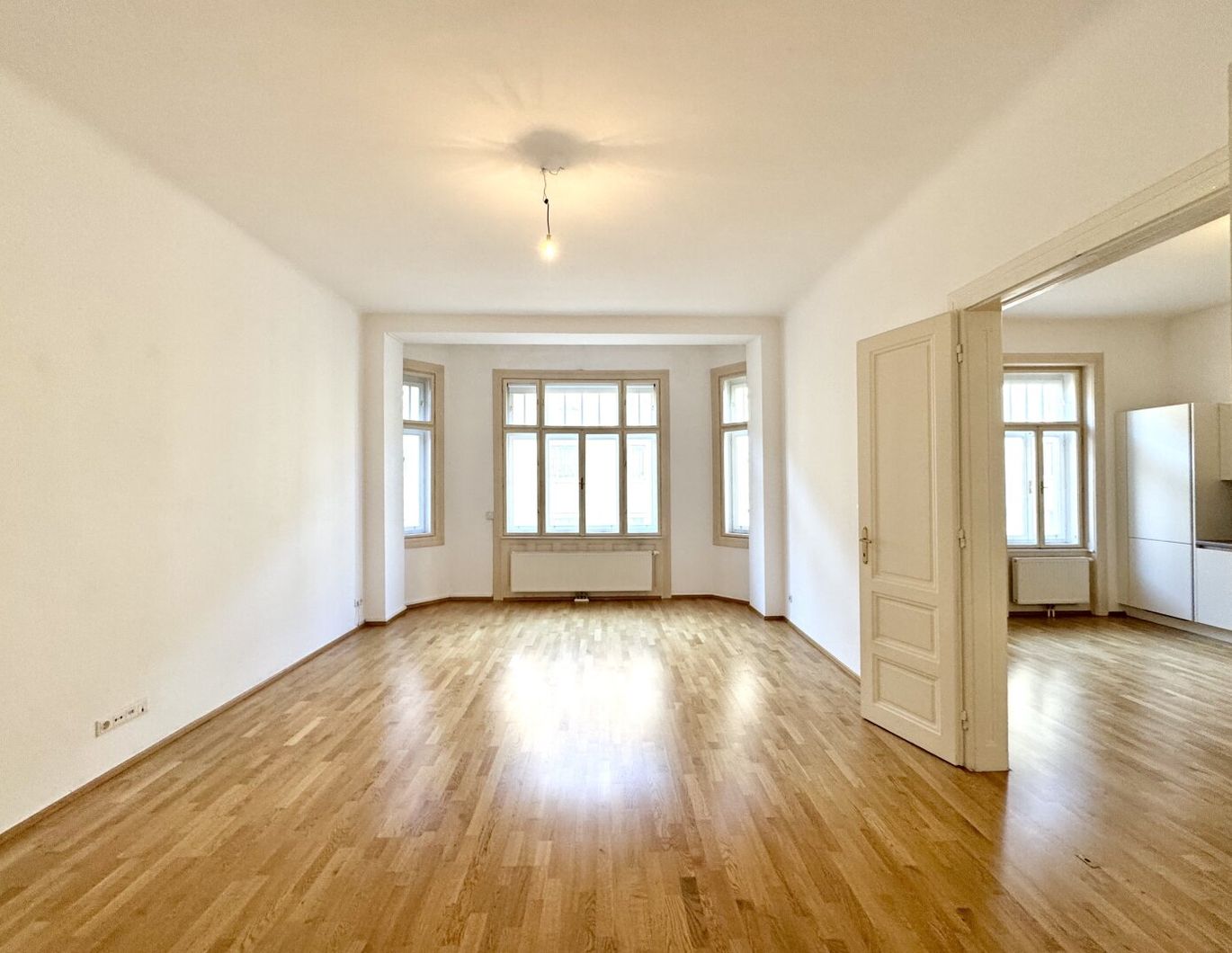 Wunderschöner Stil-Altbau mit Erker! 3 Zimmer plus separate Küche nächst Kunst Haus
