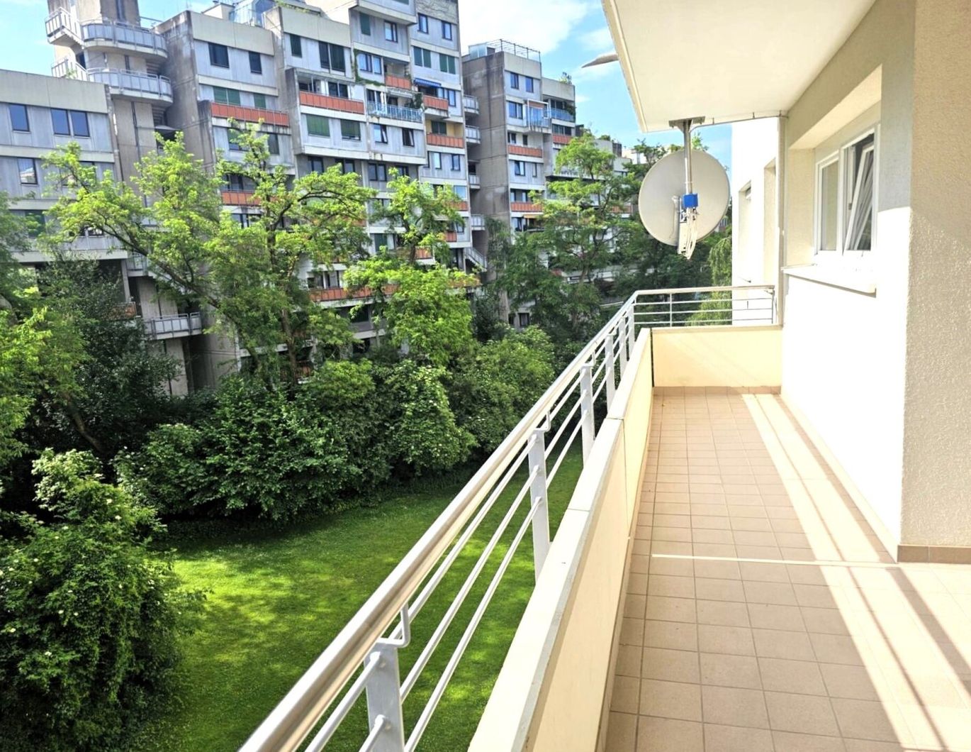 Sankt Peter: Sehr schöne 3-4 Zimmer Wohnung mit terrassenartigem Balkon und Aussicht ins Grüne!