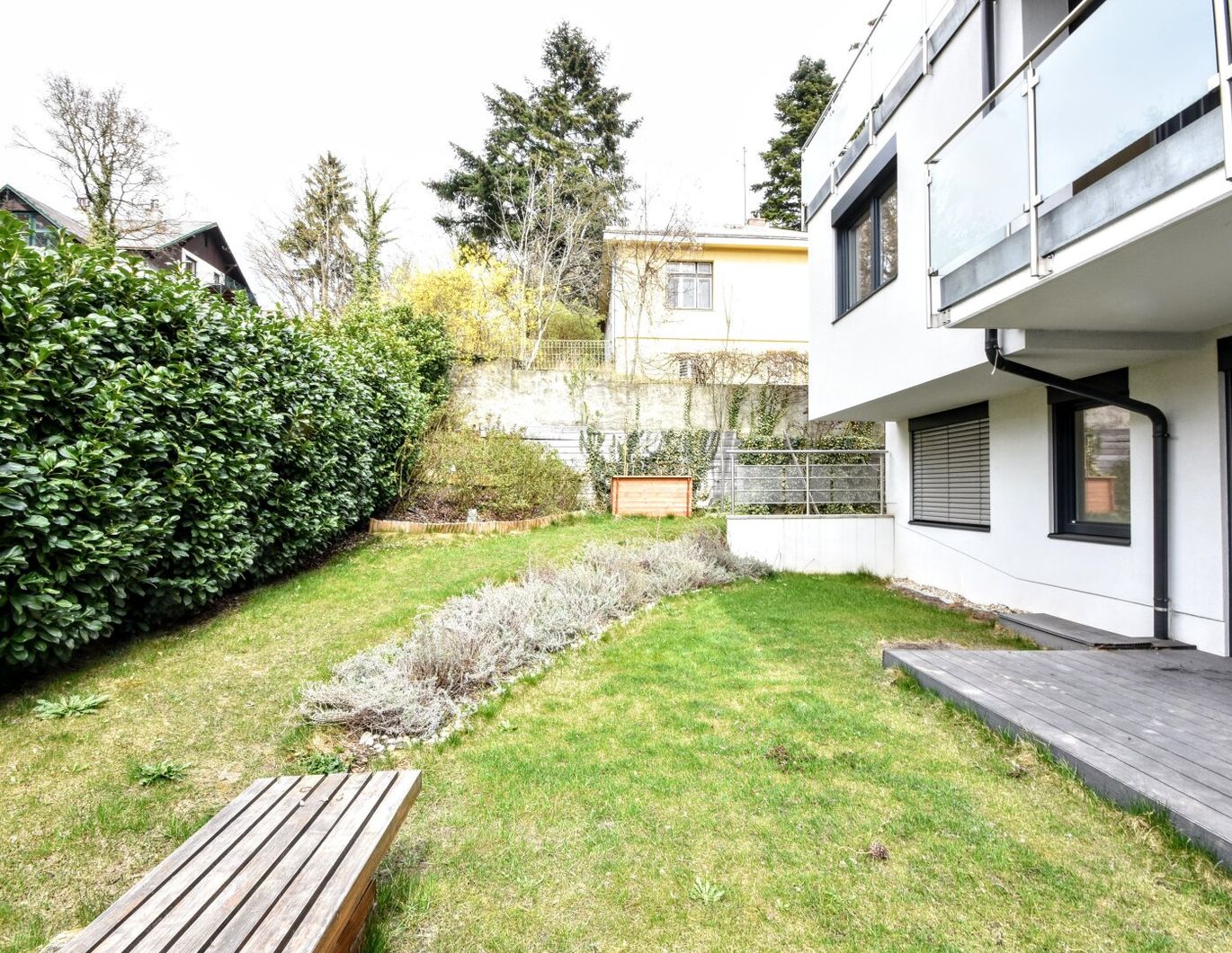Moderner 2,5-Zimmer-Neubau mit sehr großem Garten