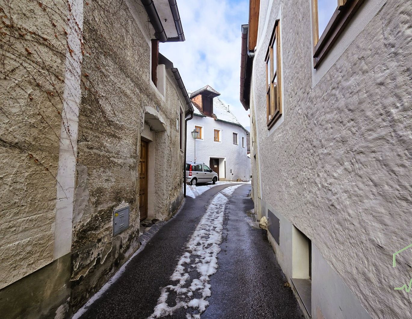 Sanierungsbedürftiges Stadt-/Winzerhaus mit großem Weinkeller in Weißenkirchen