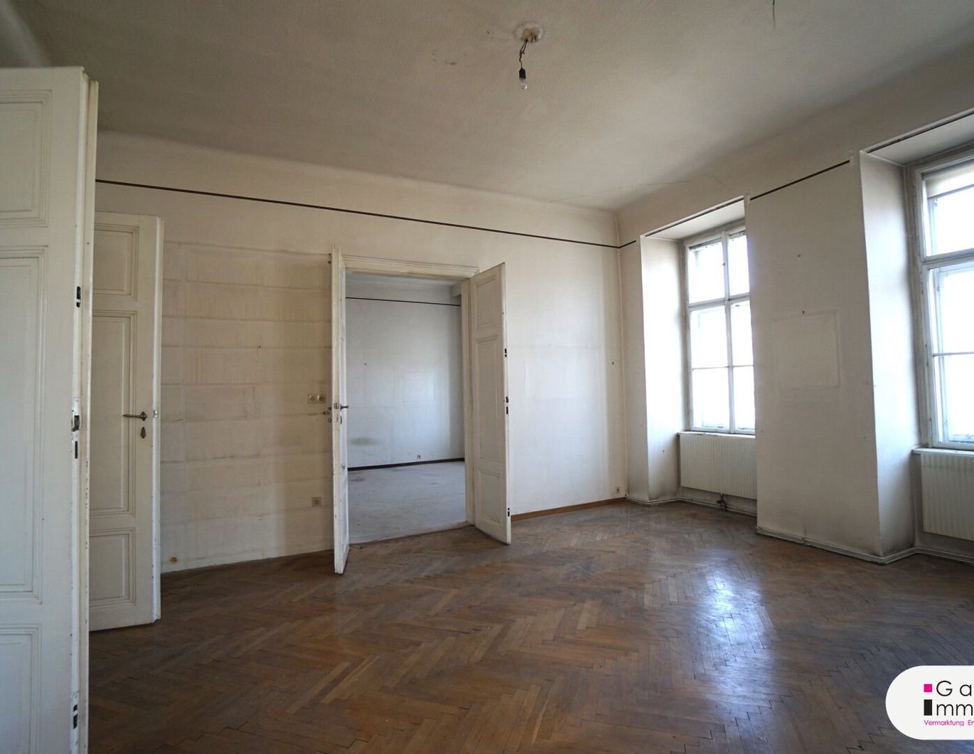 Naschmarkt - sonnige, sanierungsbedürftige Eckwohnung